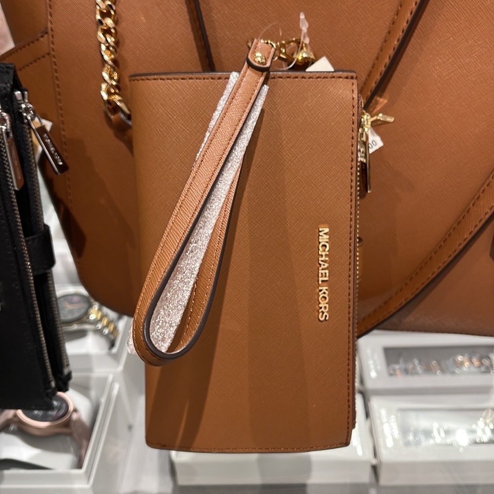 MICHAEL KORS LARGE DOUBLE ZIP WRISTLET WALLET PHONE CASE CLUTCH
Luggage - Picture 14 of 16